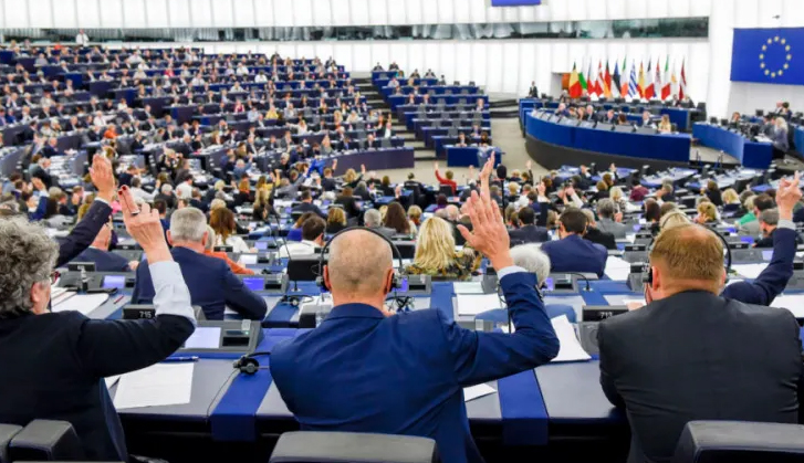 الحملة المناهضة للمغرب في البرلمان الأوروبي.. عضو الكونغرس الأمريكي السابق، مايكل فلاناغان، يكشف “الأجندة الخفية”