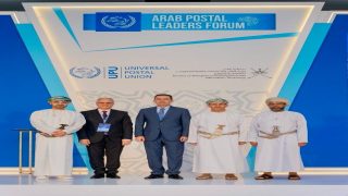 بريد المغرب ونظيره بعمان يصدران طابعين برديين مشتركين احتفاء بالروابط التاريخ بين البلدين