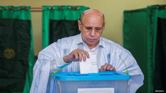 Mauritania's President Mohamed Ould Ghazouani casts his vote in the country's presidential election in Nouakchott, Mauritania June 29, 2024.REUTERS/Stringer