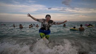 بعدما جرفتها المياه لمدة 37 ساعة.. انقاذ سيدة صينية على شواطئ اليابان