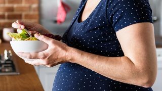 دراسة: تغذية الحامل غير الصحية تزيد خطر إصابة المولود بالتوحد