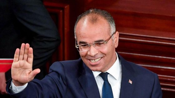 الرئيس التونسي يقيل رئيس الوزراء كمال المدوري