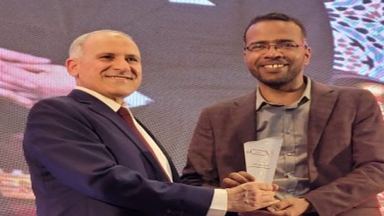 منتدى الصحراء الدولي يكرم محمد سالم عبد الفتاح بجائزة الترافع الإعلامي