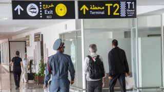 توقيف مواطن أجنبي بمطار محمد الخامس مطلوب دوليًا في قضايا اختلاس بالإمارات