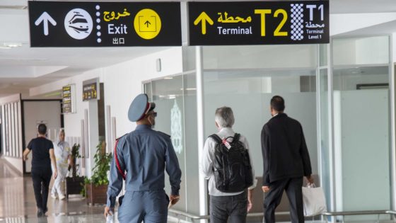 توقيف مواطن أجنبي بمطار محمد الخامس مطلوب دوليًا في قضايا اختلاس بالإمارات