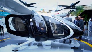 ولي عهد دبي يعلن نجاح أول رحلة تجريبية للتاكسي الجوي في دبي