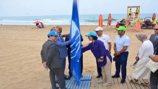 رفع اللواء الأزرق لعام 2025 فوق شاطئ الأمم بسيدي أبي القنادل تكريماً لمعايير الجودة البيئية