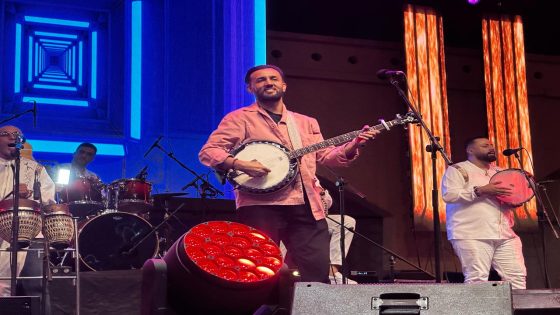 زاكورة.. العربي إمغران وفنانون آخرون يلهبون منصة ملتقى المهاجر