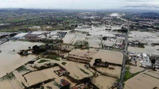 سوء الأحوال الجوية يتسبب في فيضانات وانهيارات أرضية بعدة مناطق في إيطاليا