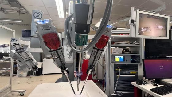 روبوت جراحي يحقق سبقًا علميًا: استئصال مرارة دون تدخل بشري وبنسبة دقة كاملة