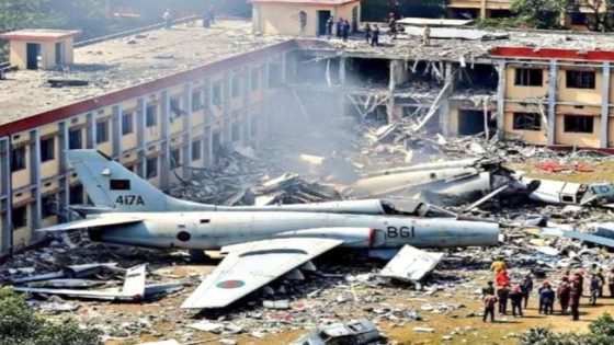 في مشهد غير مألوف..سقوط طائرة على مدرسة في بنغلاديش يسفر عن قتلى ومصابين