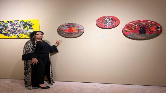 الفنانة ثورية الحساني.. لمسة تجريدية تنبع من أعماق مدينة الرياح