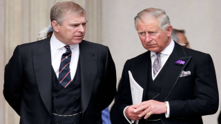 الأمير أندرو يتخلى رسميًا عن لقب “دوق يورك” وأوسمته الملكية بموافقة الملك تشارلز