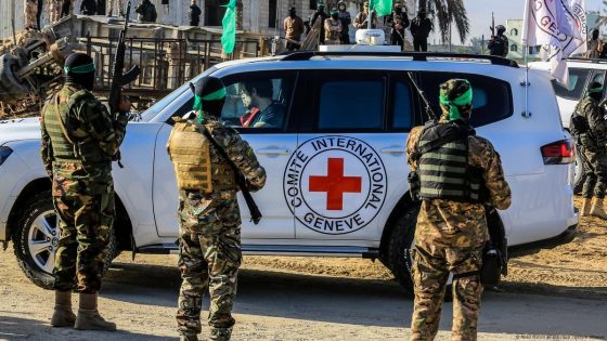 إسرائيل تتسلم الدفعة الثانية من الرهائن وتفرج عن مئات المعتقلين الفلسطينيين