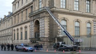 استنفار أمني في باريس بعد عملية سطو جريئة على مجوهرات داخل متحف اللوفر