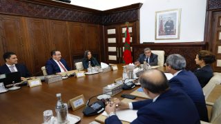 رئيس الحكومة يترأس مراسم التوقيع على اتفاقية لإنجاز مشاريع إنتاج الكهرباء انطلاقاً من الطاقات المتجددة