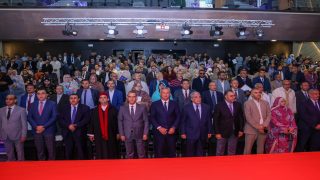 انطلقت، اليوم السبت بمدينة طانطان، القافلة الجهوية لجهة كلميم وادنون للتعريف بنظام الدعم الخاص بالمقاولات الصغيرة جدًا والصغرى والمتوسطة، بحضور الوزير المنتدب المكلف بالاستثمار كريم زيدان وعدد من المسؤولين. وتندرج هذه المبادرة في إطار الميثاق الجديد للاستثمار، الذي يستهدف النهوض بالمقاولات الجهوية وتشجيع الاستثمار المنتج وخلق فرص الشغل.