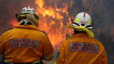 حرائق غابات تدمّر منازل على الساحل الشرقي لأستراليا مع بدء موجة حر شديدة