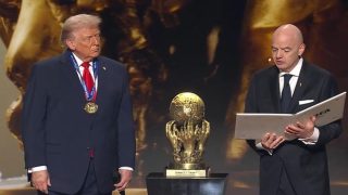 ترامب يتسلم أول نسخة من جائزة “فيفا للسلام” خلال قرعة مونديال 2026 بواشنطن