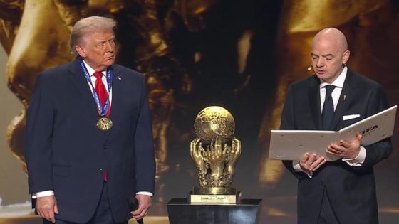 ترامب يتسلم أول نسخة من جائزة “فيفا للسلام” خلال قرعة مونديال 2026 بواشنطن