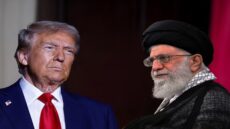 واشنطن تلوّح بخيارات عسكرية ضد إيران بينها استهداف علي خامنئي في حال فشل المفاوضات النووية