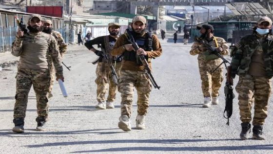 تصعيد عسكري بين باكستان وأفغانستان عقب تبادل ضربات عبر الحدود