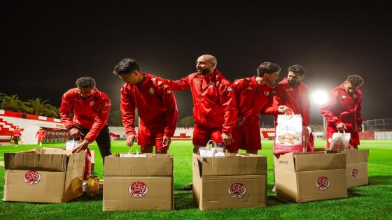 لاعبو الوداد يشاركون في إعداد سلات غذائية رمضانية في مبادرة تضامنية