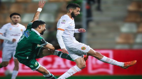 لا غالب ولا مغلوب في بركان.. الرجاء ينتزع نقطة الصدارة ونهضة بركان يكتفي بالتعادل