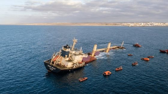 غرق سفينة تجارية قبالة سواحل العيون وإنقاذ كامل الطاقم