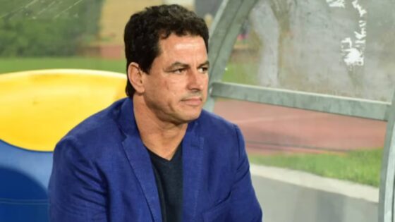 المولودية الوجدية يعلن فك الارتباط بالتراضي مع المدرب عزيز كركاش