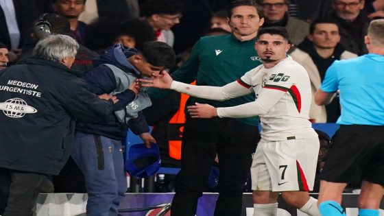 ويفا يفتح إجراءات انضباطية ضد بيدرو نيتو بعد حادثة جامع الكرات في مباراة تشلسي وباريس سان جيرمان