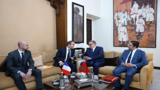 أخنوش يبحث مع الوزير الأول الفرنسي سبل تعزيز الشراكة الاستثنائية بين المغرب وفرنسا